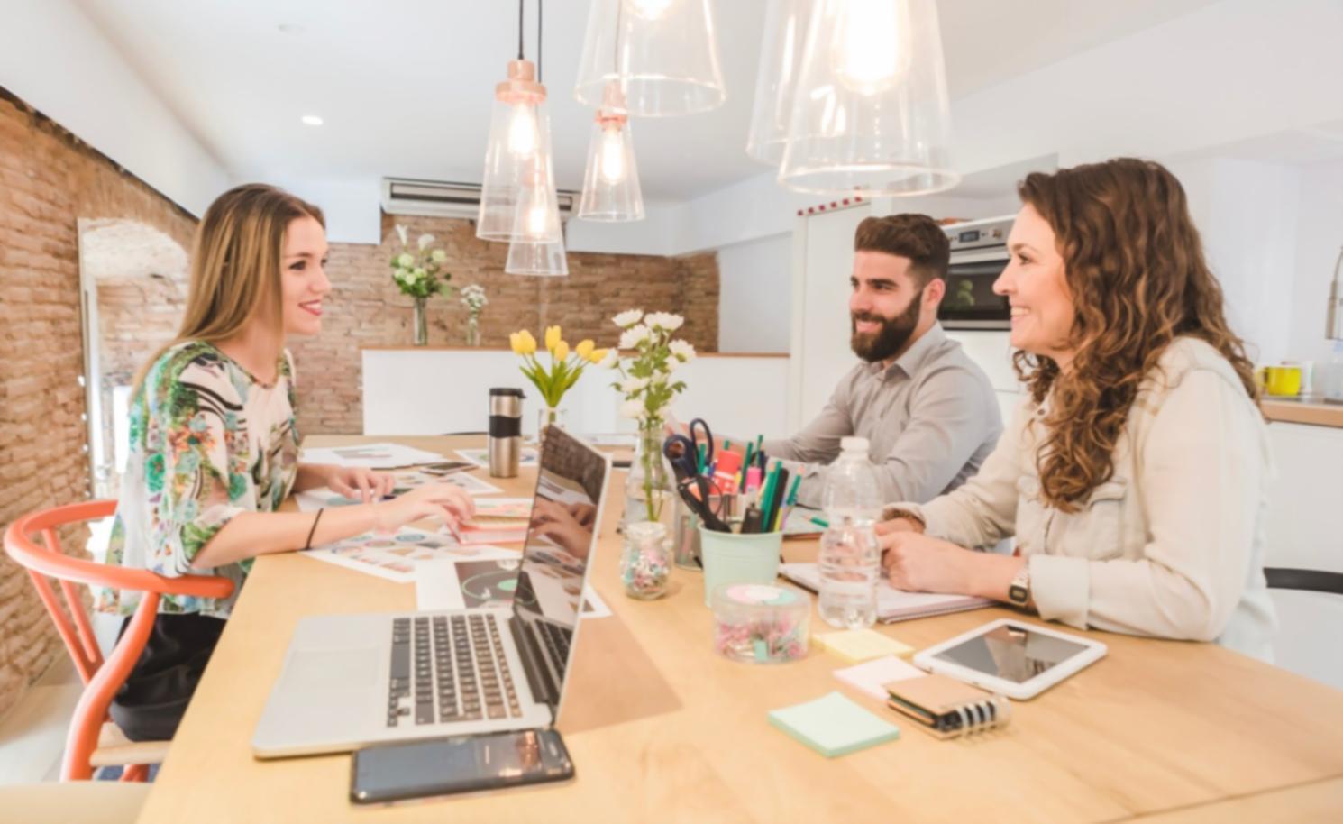 Espace de travail moderne avec outils de calcul financier