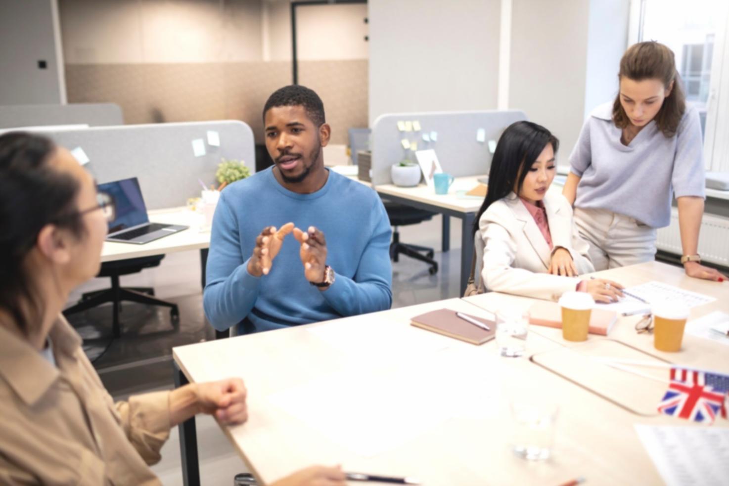 Espace de travail avec documents financiers et calculatrice