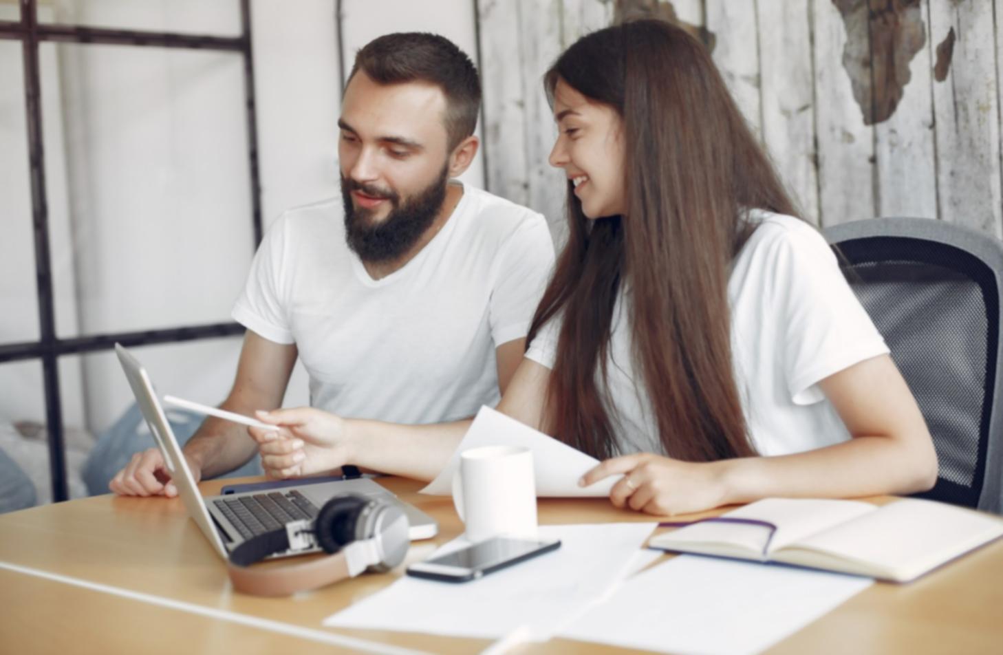 Session d'analyse financière avec graphiques et données